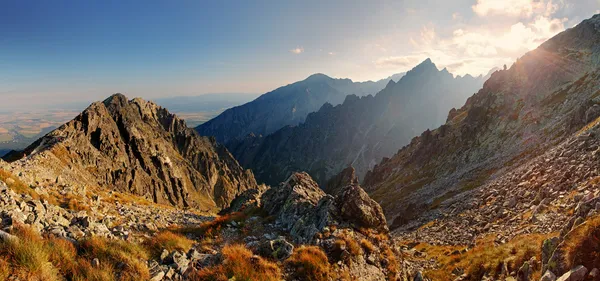 Puesta de sol en las montañas vista desde Lomnicke sedlo en High Tatras, Slo — Foto de Stock