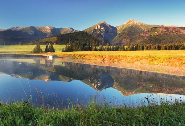 Reflexão de montanha na água - Belianske Tatry, Eslováquia — Fotografia de Stock