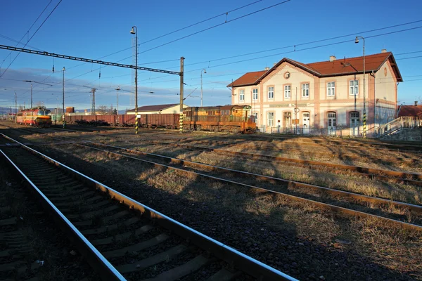 깊고 푸른 하늘에 대 한 오래 된 기차역 — 스톡 사진