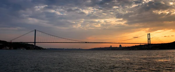 在日落的博斯普鲁斯海峡大桥 — 图库照片