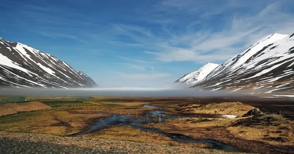 Islande paysage d'été. Fjord, maison, montagnes — Photo