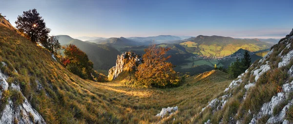 Beautiful sunrise in mountain valley with sun — Stock Photo, Image