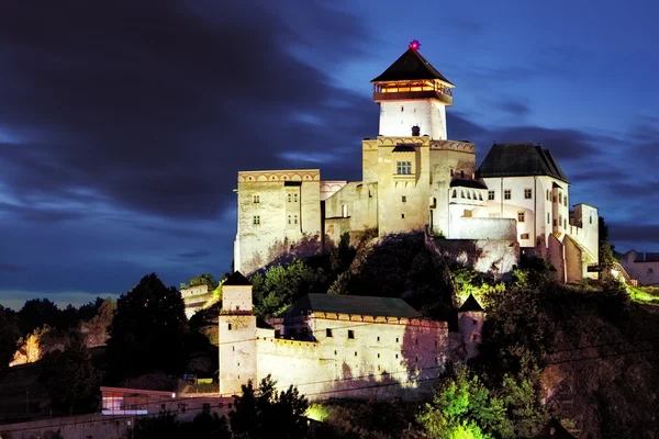 Slott i Trencin på natten, slovakien — Stockfoto