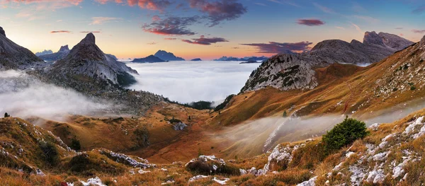 Όμορφο καλοκαιρινό τοπίο στα βουνά. Ανατολή του ηλίου - Ιταλία dol — Φωτογραφία Αρχείου