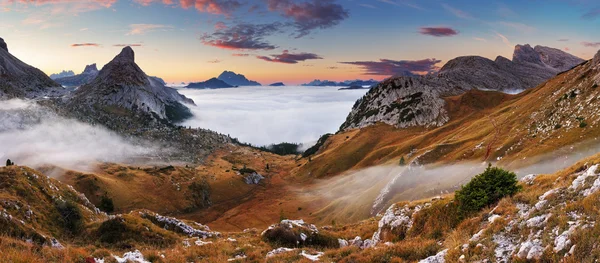 Mooie zomerse landschap in de bergen. Sunrise - Italië dol — Stockfoto