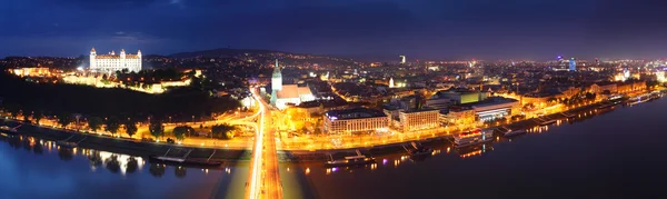 Bratislava op twilght van nieuwe brug — Stockfoto
