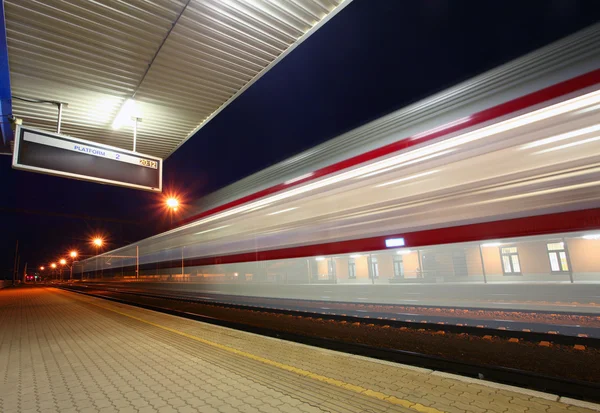 Treno in movimento in stazione — Foto Stock