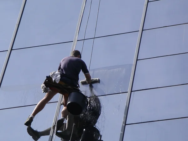 Man cleaning windows — Stock Photo, Image