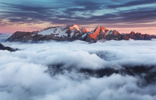 Montaña Marmolada al atardecer en Italia dolomitas en verano —  Fotos de Stock