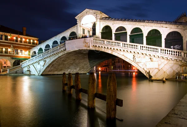 沿里亚托桥，在晚上的威尼斯 — 图库照片