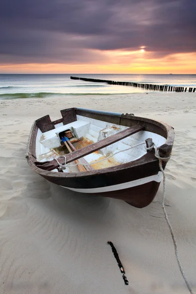 Båt på vackra stranden i soluppgång — Stockfoto