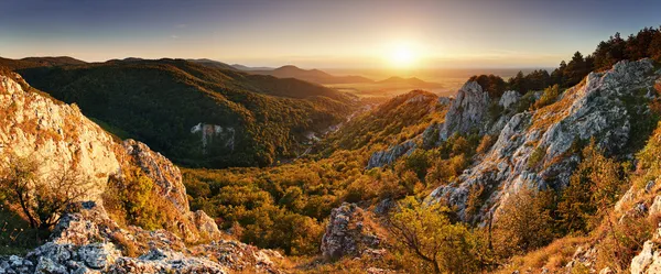 Doğa dağ günbatımı - panoramik — Stok fotoğraf