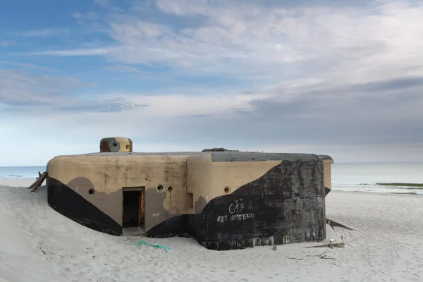 Bunker en la playa al amanecer —  Fotos de Stock