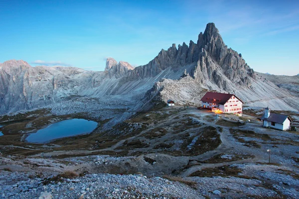 Montaña de Dolomitas en Italia al atardecer - Tre Cime di Lavaredo —  Fotos de Stock