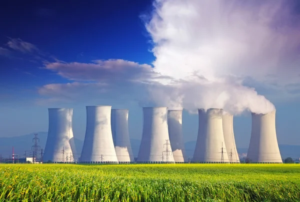 Centrale nucléaire avec champ jaune — Photo