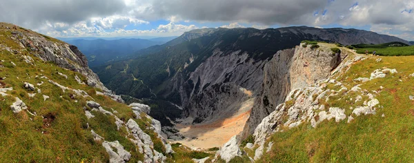 View at alpine mountain peaks - Raxalpe — Stock Photo, Image