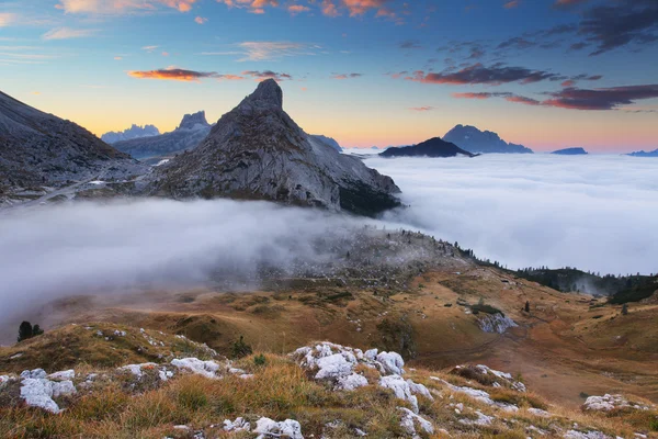 山を霧します。ドロミテ - パッソ valparola — ストック写真