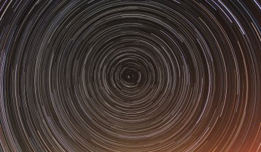 gece gökyüzünde yıldız yollarının toplu zaman atlamalı.