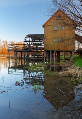 tarihi ahşap watermill yansıması ile.