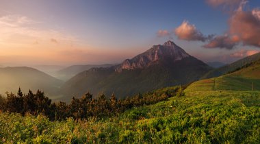 Günbatımında Roszutec zirvesi - Slovakya dağı Fatra