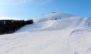 Kış karlı dağlar. Donovaly Kayak Merkezi - Slovakya