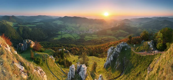 Landschaft mit felsigen Bergen bei Sonnenuntergang in der Slowakei - östl. — Stockfoto