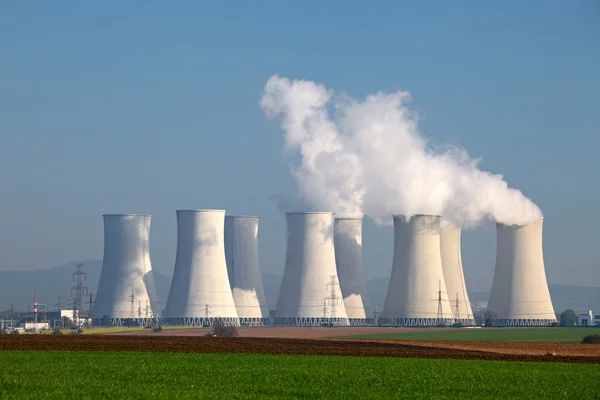Elektrownia jądrowa z żółtym polu i wielkie chmury niebieski. — Zdjęcie stockowe