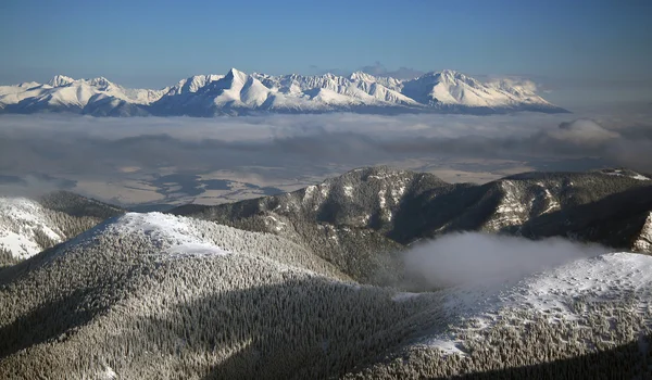 Vysoké Tatry od vrcholu chopok (Nízké Tatry) v zimě. — Stock fotografie