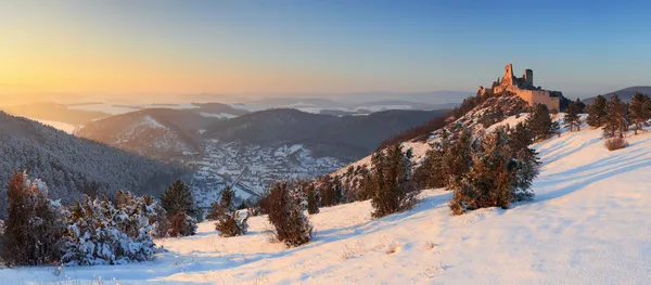 As ruínas do castelo Cachtice no inverno — Fotografia de Stock