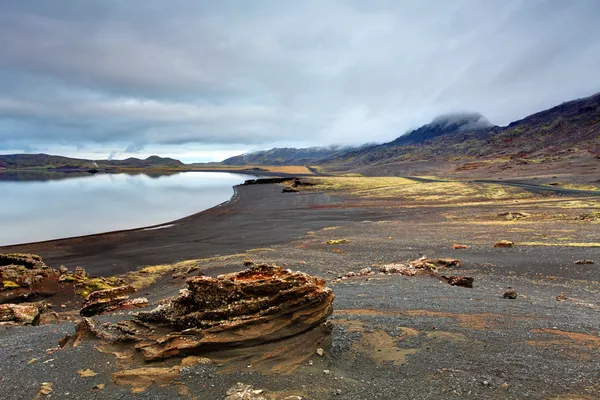 Sjön i reykjanes med svart lava fält — Stockfoto