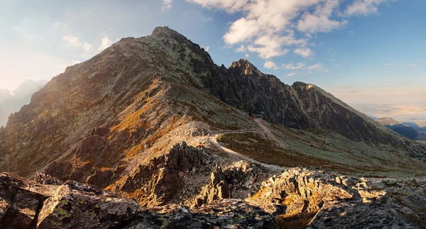 Zachód słońca w górach w Wysokie Tatry, Słowacja — Zdjęcie stockowe