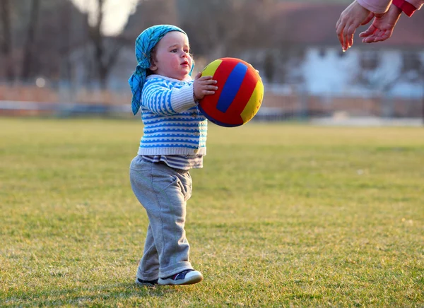 Glücklicher kleiner Junge läuft mit Mundschutz im Garten — Stockfoto