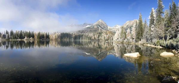 Miroir dans un beau lac dans les Hautes Tatras — Photo