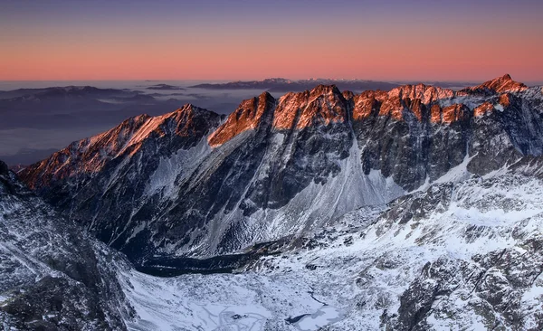 Prachtige zonsopgang in rotsachtige berg — Stockfoto