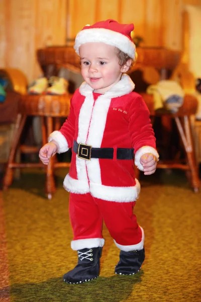 Miúdo bonito em roupas de Papai Noel — Fotografia de Stock