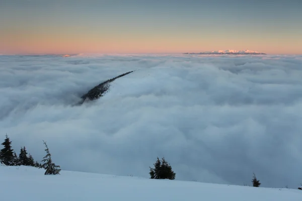 Montagna nuvolosa — Foto Stock