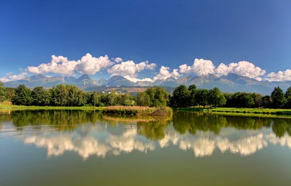 Montanha Tatra com reflexão no lago — Fotografia de Stock