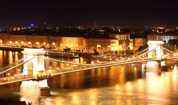 Budapest - Parlamento ungherese e ponte a catena . — Foto Stock