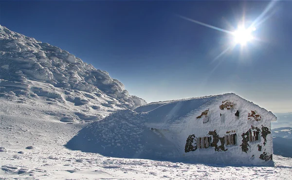 Bâtiment de contes de fées en hiver avec soleil - Kamenna chata — Photo