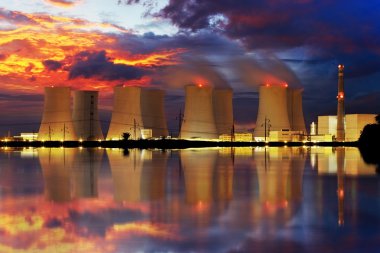 gece nükleer enerji santrali