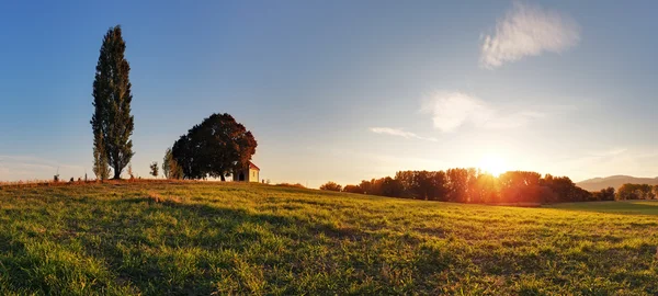 Herbstpanorama mit Kapelle — Stockfoto