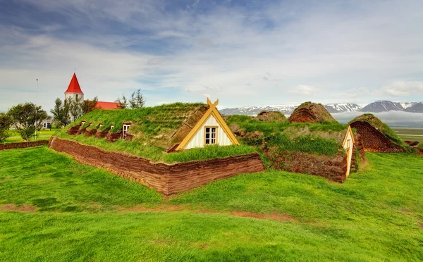 Casa de cobertura de gramado, iceland edifícios originais — Fotografia de Stock