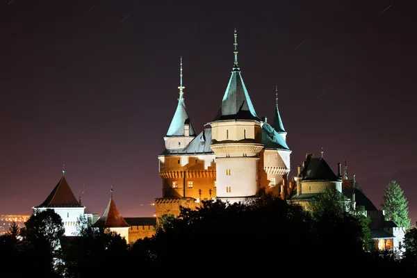 Schloss Bojnice, Slowakei bei Nacht. — Stockfoto