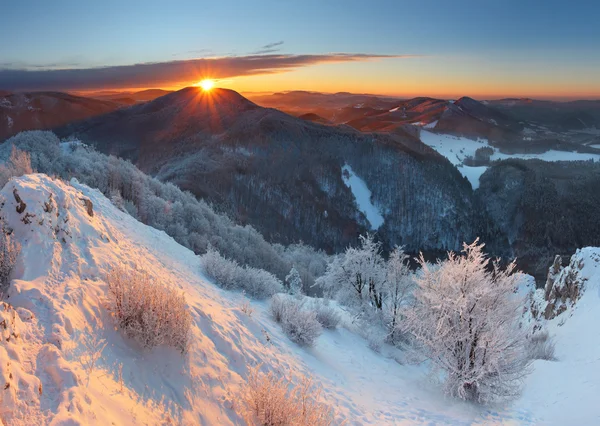 Vinter-solnedgang i fjell med sky - Slovakia – stockfoto