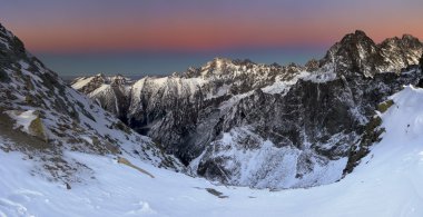 kayalık dağ içinde güzel gündoğumu