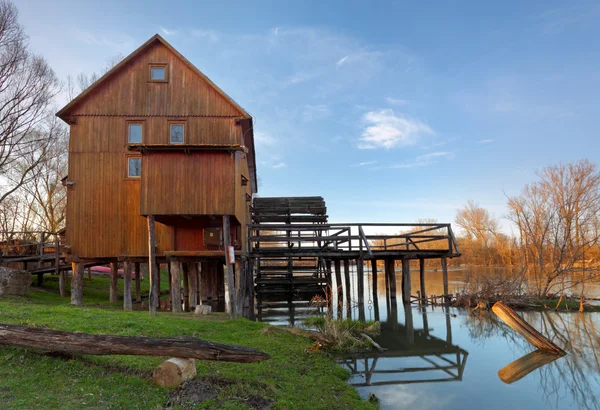 反射と歴史的な木製の水車小屋. — ストック写真
