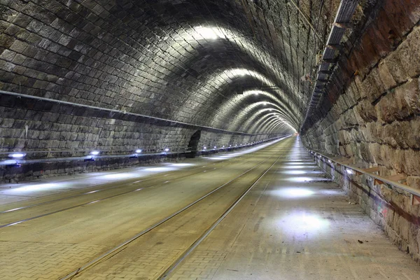 Трамвай исчезает в туннеле — стоковое фото