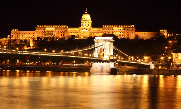 Castillo de Budapest y puente de cadena, Hungría — Foto de Stock