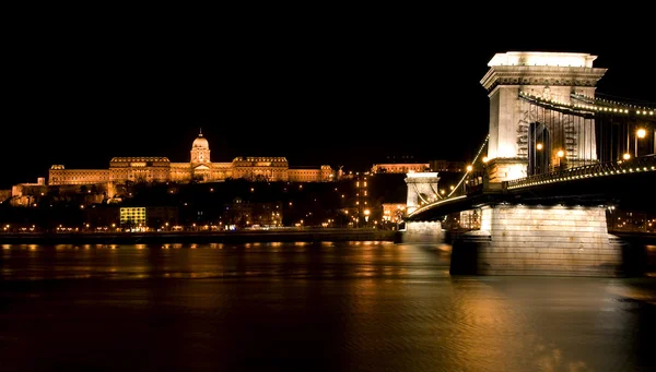 匈牙利的布达佩斯的城堡和塞切尼链的夜晚 — 图库照片