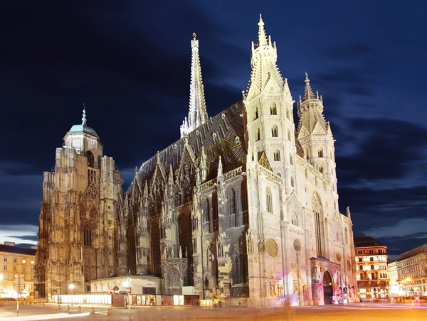St. stephan domkyrkan i Wien på twilight, Österrike — Stockfoto